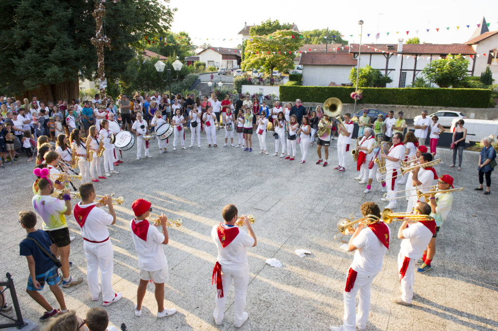 Aventure en Côte Landes Nature ce n'est pas qu'une compétition sportive, c'est aussi un évènement convivial, qui se partage en famille ou entre amis. C'est pourquoi notre équipe à tout prévu ! Le village de l'évènement sera aussi composé d'un marché de restaurateurs et foodtruck. Une banda sera présente et animera le service restauration.